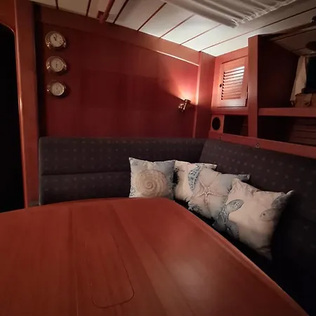 Velero Vagamares En Botel *